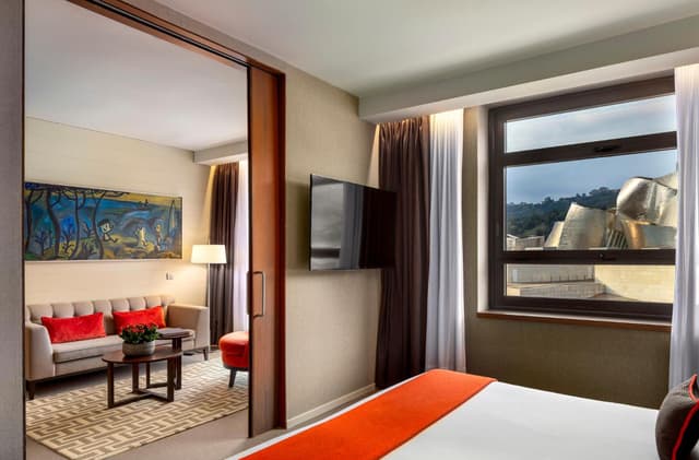 Deluxe Suite with Guggenheim view · photo 3