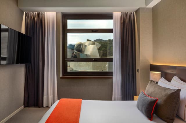 Deluxe Suite with Guggenheim view · photo 2