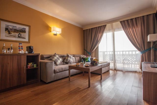 Suite Prestige con una cama doble y vista a la piscina · foto 3
