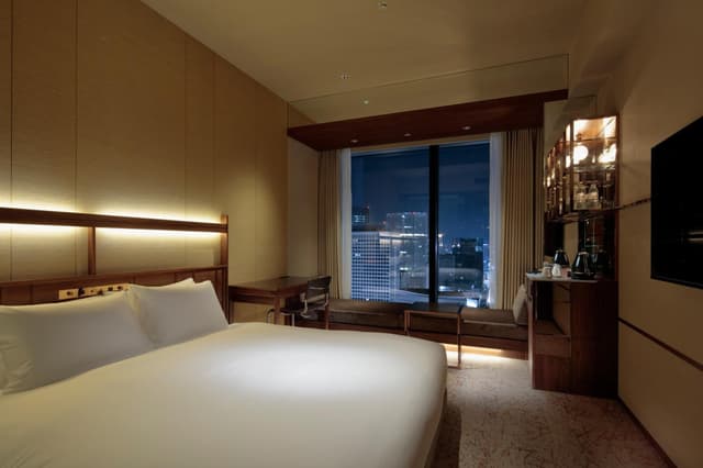 Deluxe King Room - Non-Smoking · photo 7