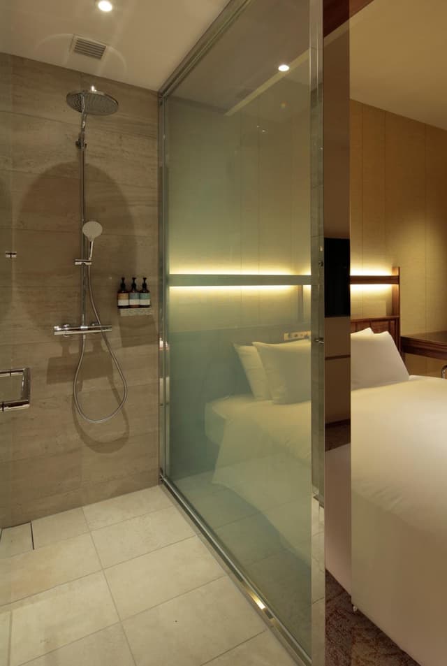 Deluxe King Room - High Floor - Non-Smoking	 · photo 7