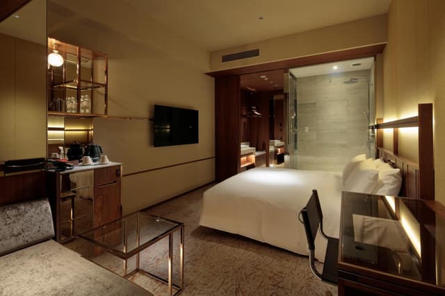 Deluxe King Room - Non-Smoking · photo 8