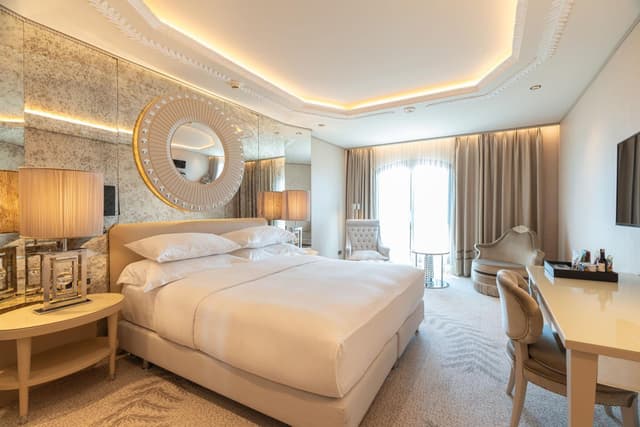 Deluxe King Room with Partial Sea View · photo 2
