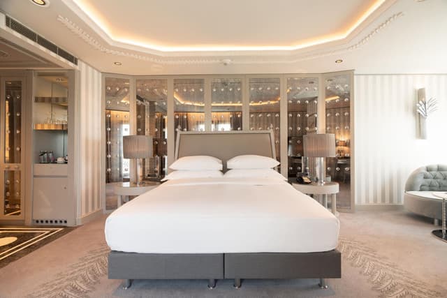 Deluxe King Room with Partial Sea View · photo 3