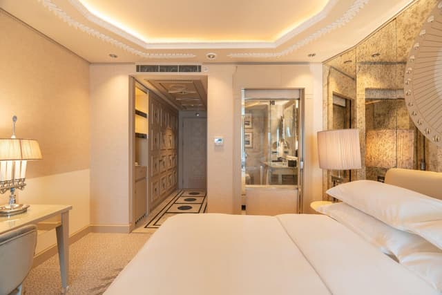 Deluxe King Room with Partial Sea View · photo 4