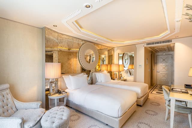 Deluxe King Room with Partial Sea View · photo 5
