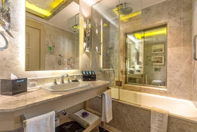 Deluxe King Room with Partial Sea View · photo 6