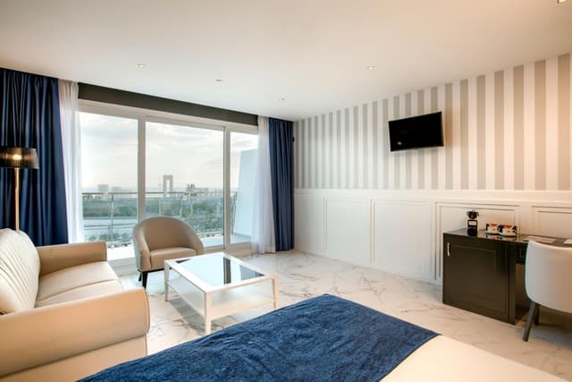 Habitación Premium Queen con Sofá Cama, Balcón y Vista al Mar · foto 3