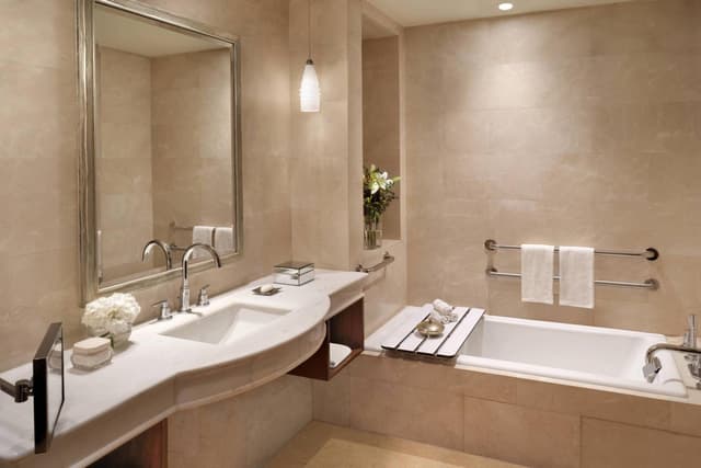 Deluxe King, Guest room, 1 King · photo 4