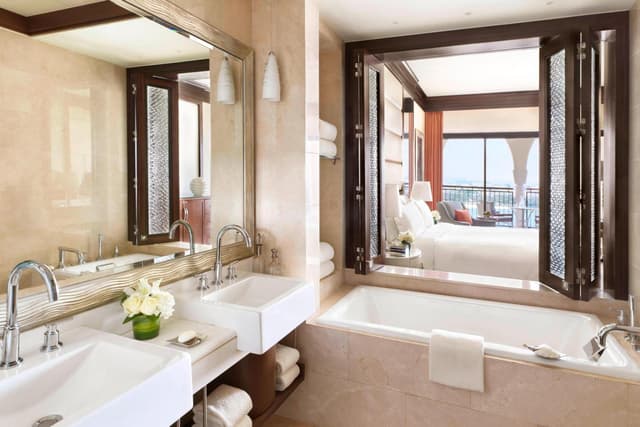 Deluxe King, Guest room, 1 King · photo 3