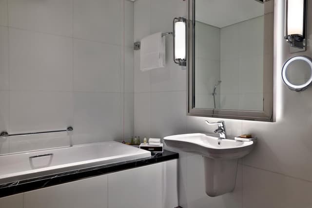 Guest Accessible King Room with Balcony · photo 4