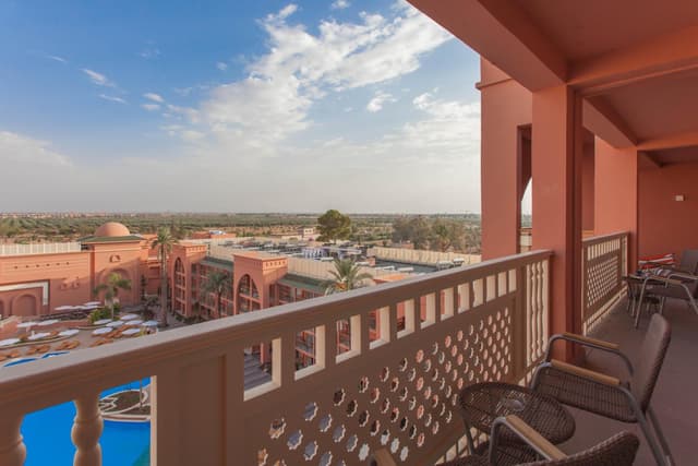 Suite Prestige con una cama doble y vista a la piscina · foto 8