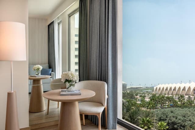 Deluxe King Room with Plaza View - Theme Park Access · photo 6
