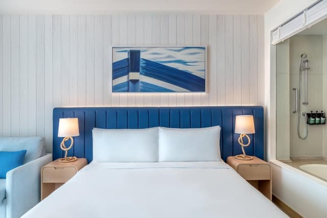 Deluxe King Room with Plaza View - Theme Park Access · photo 2