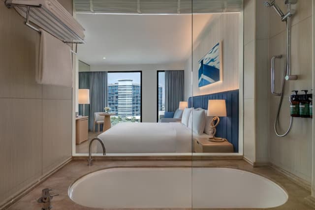 Deluxe King Room with Plaza View - Theme Park Access · photo 3