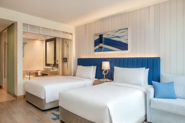 Deluxe Twin Room with Plaza View - Theme Park Access · photo 1