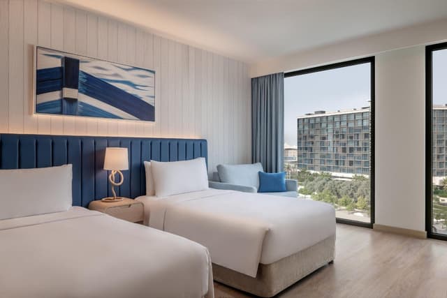 Deluxe Twin Room with Plaza View - Theme Park Access · photo 2