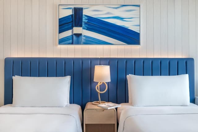 Deluxe Twin Room with Plaza View - Theme Park Access · photo 3