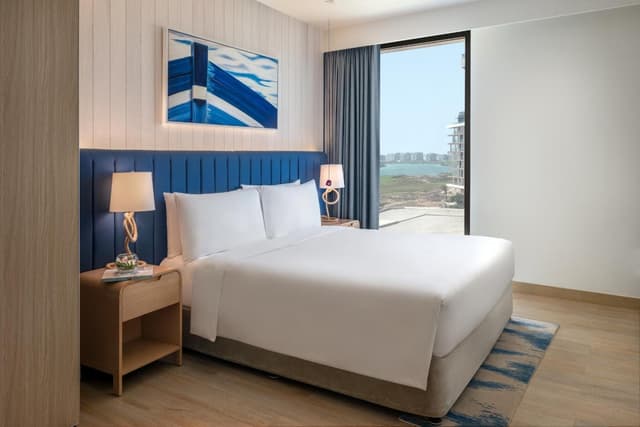 Deluxe King Room with Plaza View - Theme Park Access/Accessible · photo 2