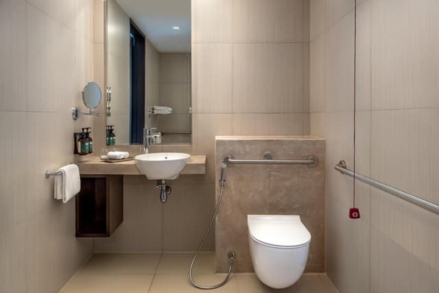 Deluxe King Room with Plaza View - Theme Park Access/Accessible · photo 1