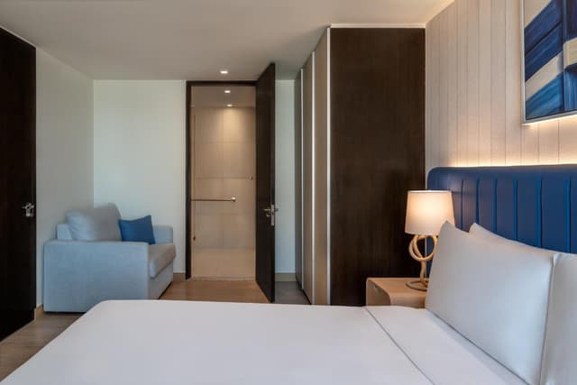 Deluxe King Room with Plaza View - Theme Park Access/Accessible · photo 4
