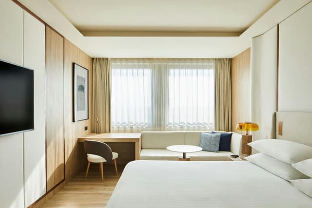 Superior Family Room with One King Bed and City View · photo 1