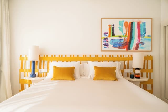 Room (Essential) · photo 1