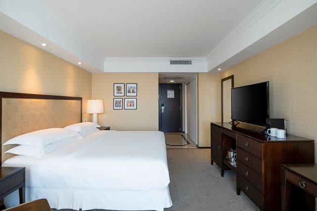 Deluxe Room, 1 King Bed, Balcony (Oceanfront) · photo 5