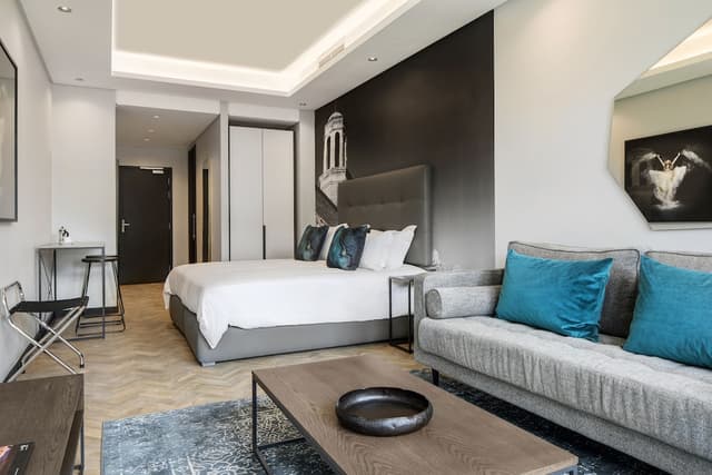 Studio, 1 King Bed, City View · photo 3