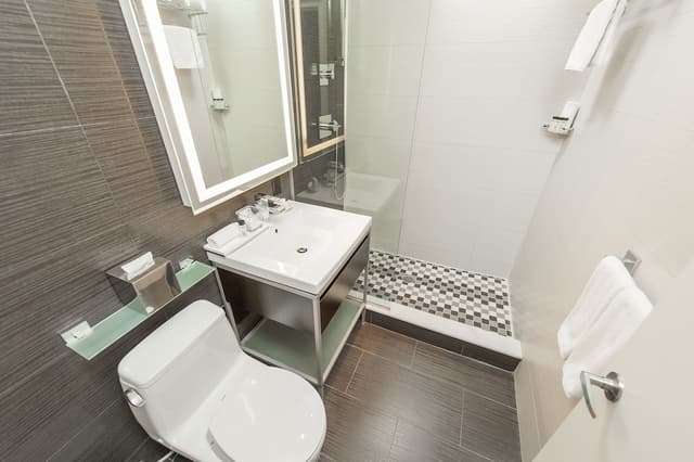 Superior Room, 1 Queen Bed, Accessible · photo 5