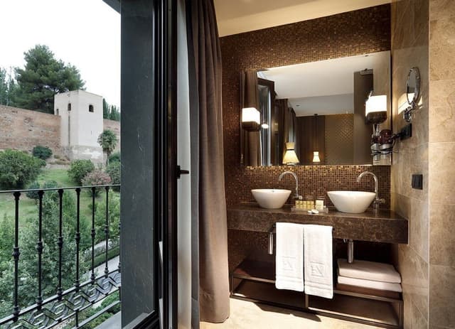 Room (Alhambra views) · photo 4