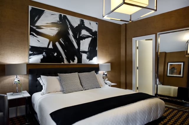 Deluxe Room, 1 King Bed, Accessible · photo 2