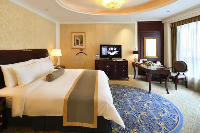 Atrium-view Queen Room · photo 5