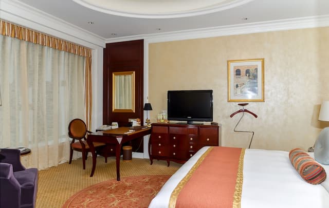 Atrium-view Queen Room · photo 1