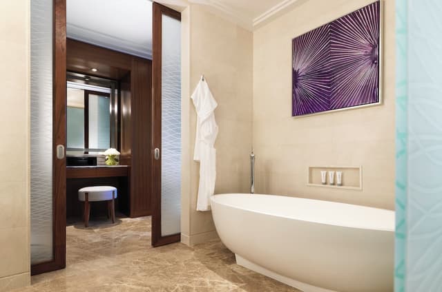 Deluxe Room, 1 King Bed · photo 3