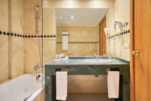 Standard Twin Room, 2 Twin Beds · photo 1
