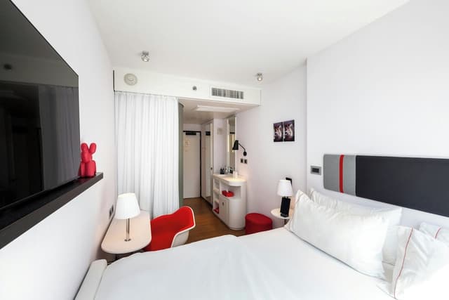 Premium Room, 1 King Bed (View) · photo 1