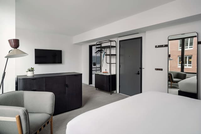 Suite, 1 King Bed · photo 1