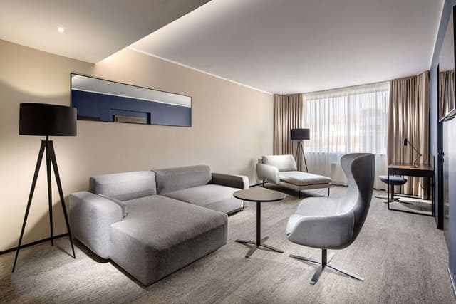 Suite, 1 King Bed, Non Smoking · photo 2