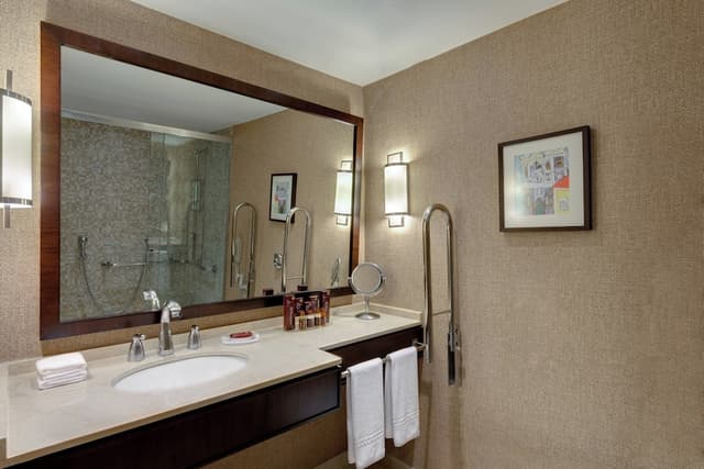 Room, 1 King Bed, Partial Ocean View (Balcony) · photo 5