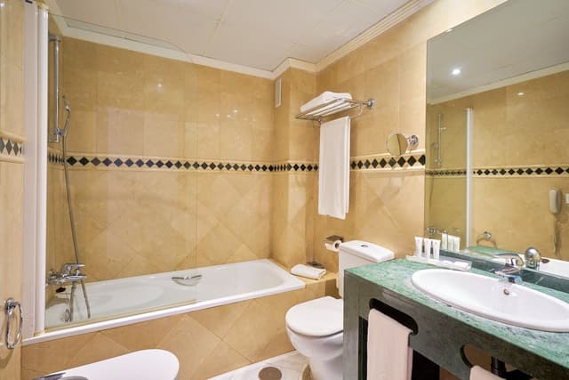 Standard Twin Room, 2 Twin Beds · photo 7