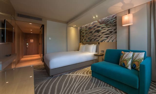 Deluxe Room, 1 Queen Bed, Balcony · photo 1