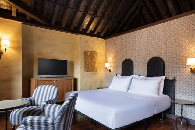 Premium Room, 1 King Bed · photo 3