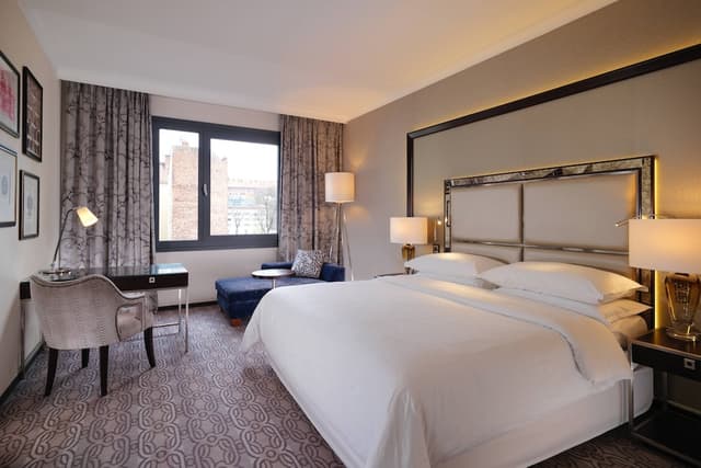 Deluxe Room, 1 King Bed (View) · photo 1