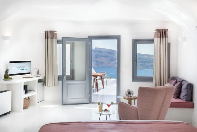 Cave Suite with outdoor heated infinity plunge pool · photo 8