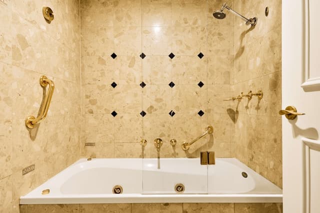 Queen Studio Suite with Single Spa Bath · photo 3