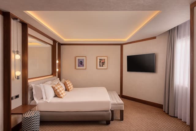 Premium Room, 1 King Bed (Vintage) · photo 5