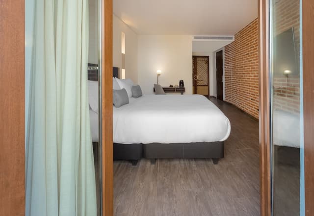 Superior Room, 1 King Bed, Non Smoking · photo 2