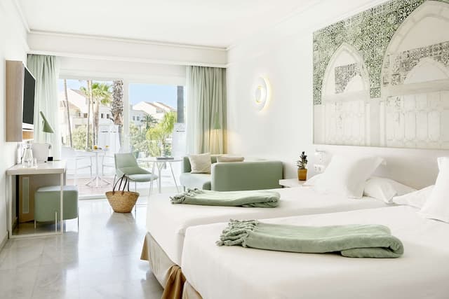 Double Room Single Use, Pool View · photo 3