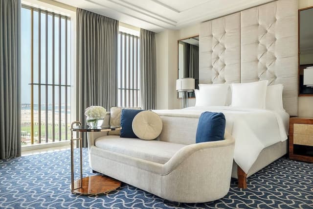 Deluxe Room, 1 King Bed · photo 6